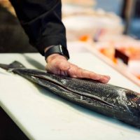 Découpe de poisson dans la poissonnerie La Ligne