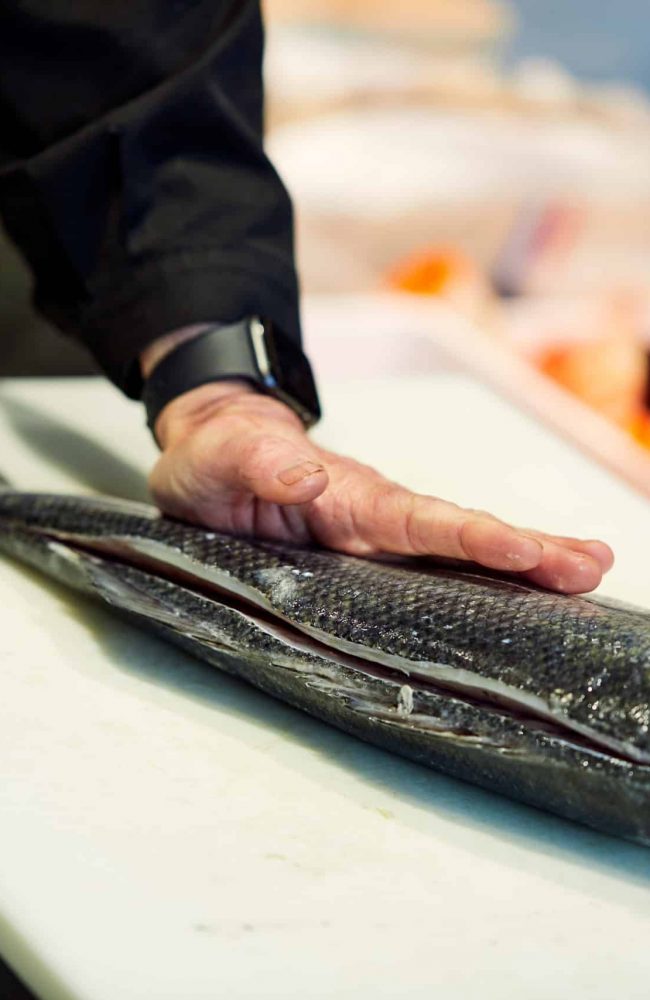 Découpe de poisson dans la poissonnerie La Ligne