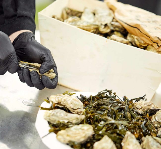 Ouvertures d’huitres de la poissonnerie La Ligne pour un plateau de fruits de mer